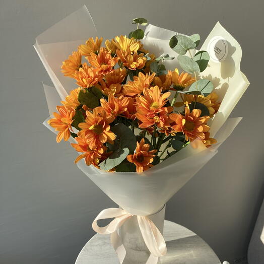Букет из 3 кустовых хризантем с эвкалиптом 🧡