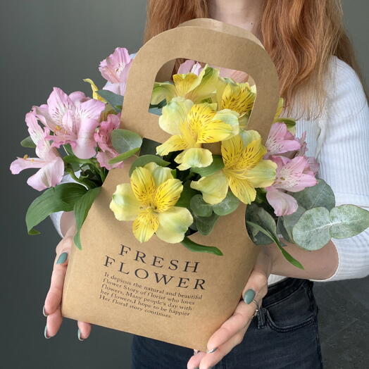 Альстромерия и эвкалипт в сумочке fresh flower