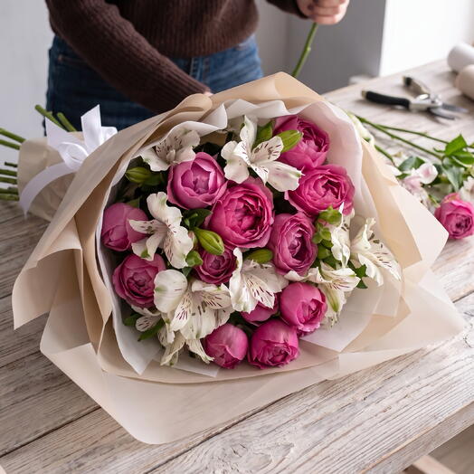 Букет «Ласка🌸» из Пионовидных Роз Мисти Баблс🌷 и белой Альстромерии🪷