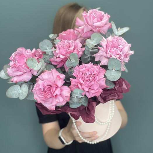 Нежные розы в коробке с эвкалиптом 💝