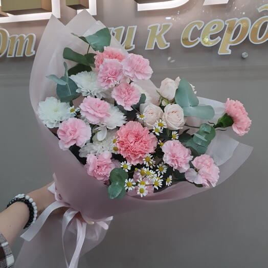 Букет с кустовыми хризантемами, диантусами, ромашками и кустовыми розами