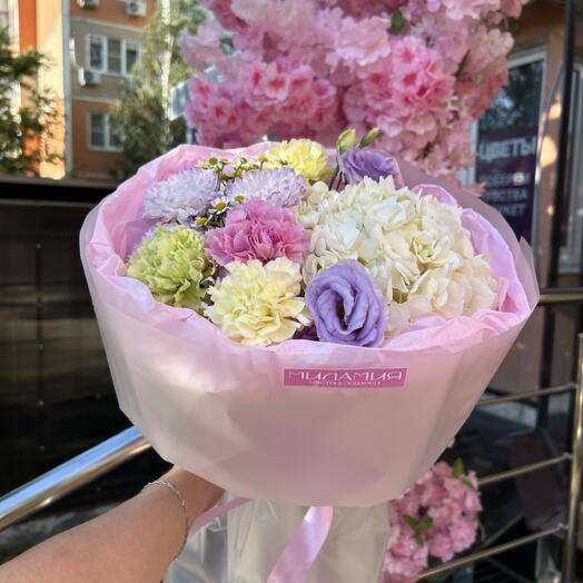 Летний яркий букет😍 из гортензии, хризантемы, эустомы и диантуса