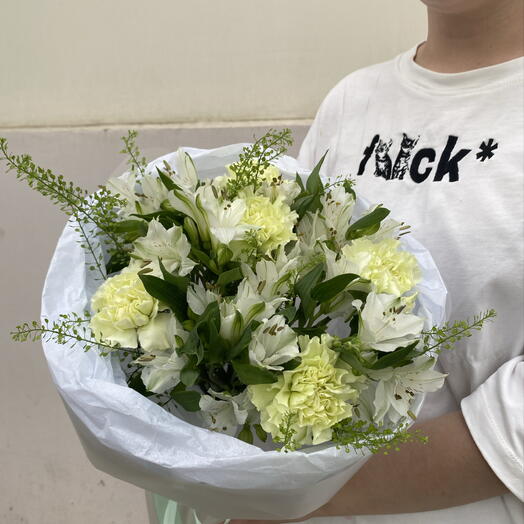 Свежий авторский букет из диантусов и альстромерий 💚