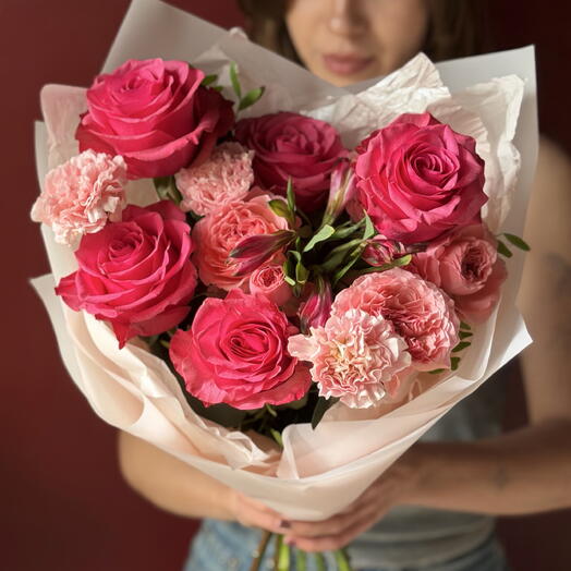 Сборный Букет "Ни шагу назад" с розами и альстромерией