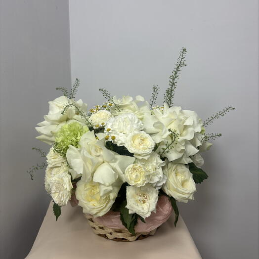 Корзина с французскими розами и гвоздикой