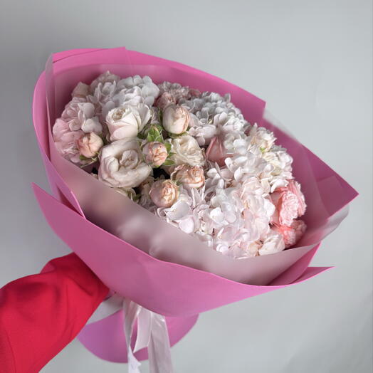 Букет из гортензий и кустовых роз💗