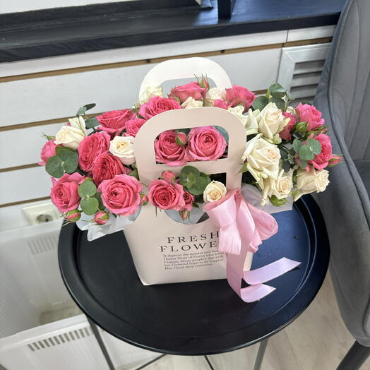 Кустовые розы в сумочке 💗