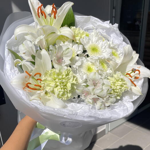 Букет с лилиями