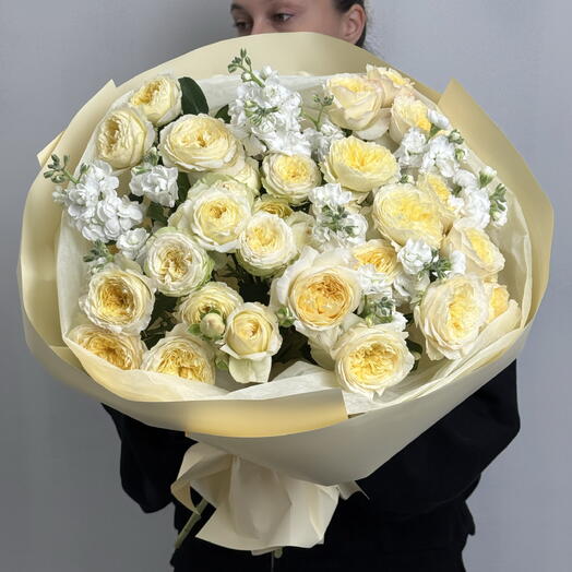 Кустовые розы и белая маттиола