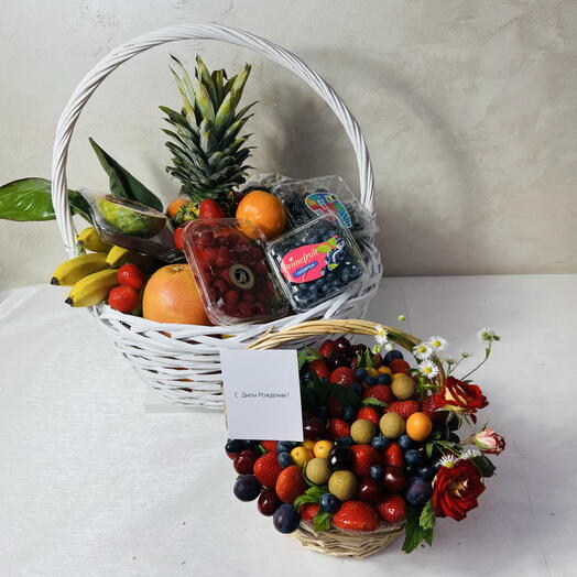 Комбо большая фруктовая корзина и клубничная корзина
