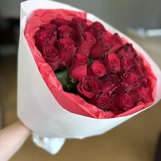 25 бордовых роз