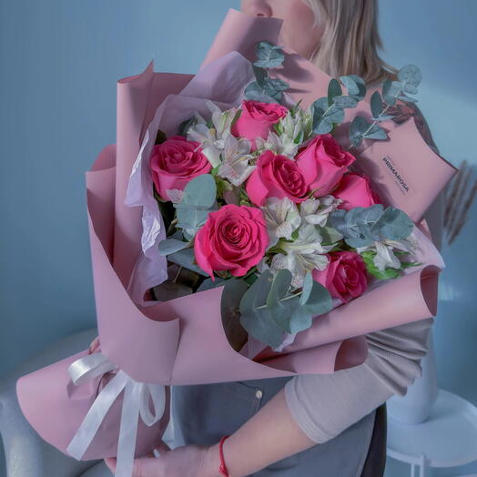 Букет из 7 розовых роз с альстромерией и эвкалиптом «Малиновый закат»💗 40085