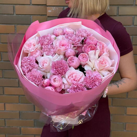 Кустовые розы, гвоздики и французские розы