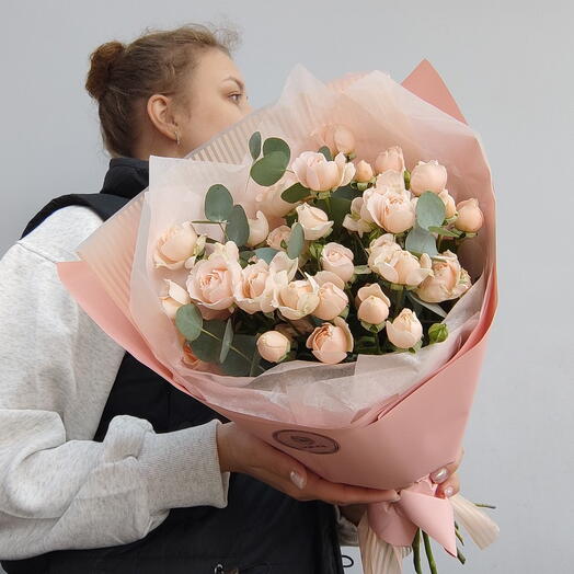 Моно из 7 кустовых роз с эвкалиптом