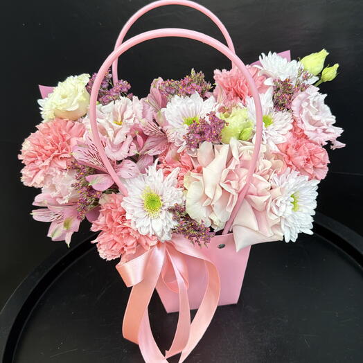 Эустома, диантусы и Лимониум в нежной композиции 🌸