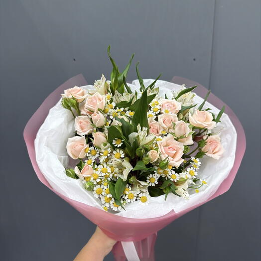 Сборный букет из танацетума, альстромерий и кустовых роз 💐