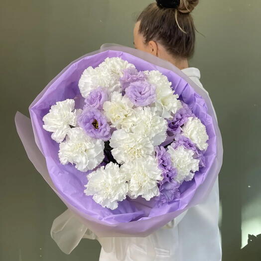 Букет с диантусами и эустомой