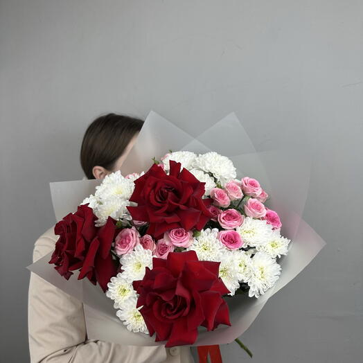 Букет из красной Французской Розы, Хризантемы и Кустовой Розы💓