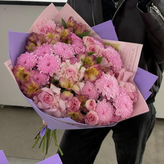 Пышный букет с розами и яркой хризантемой💕