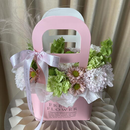 Хризантемы, диантусы и молюцелла в розовой сумочке 🌸