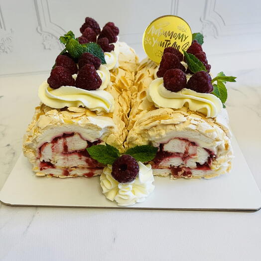 Меренговый рулет с малиной