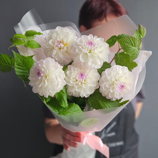 Букет из белых георгин "Воздушный поцелуй" 🌸