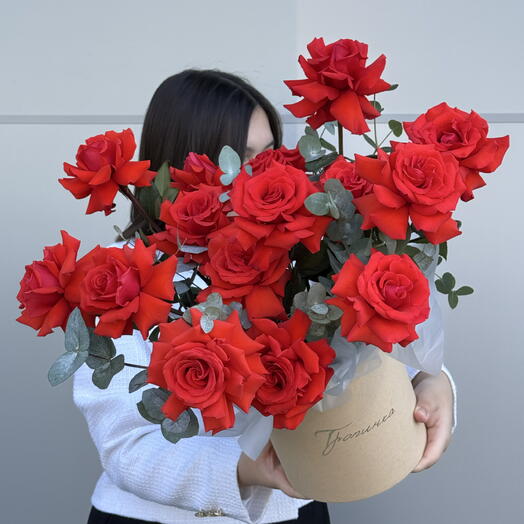 Композиция из 15 ажурных красных роз
