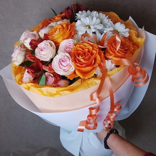 Розы с альстромерией и Хризантемой в круглой упаковке 🧡