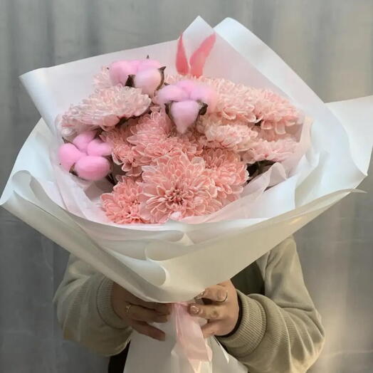 Букет с хризантемами хлопком и лагурусом
