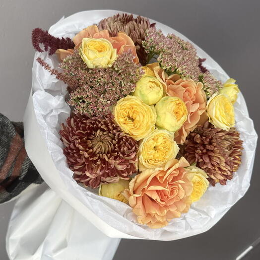 Авторский букет с одноголовой хризантемой, кустовыми розами, персиковыми розами