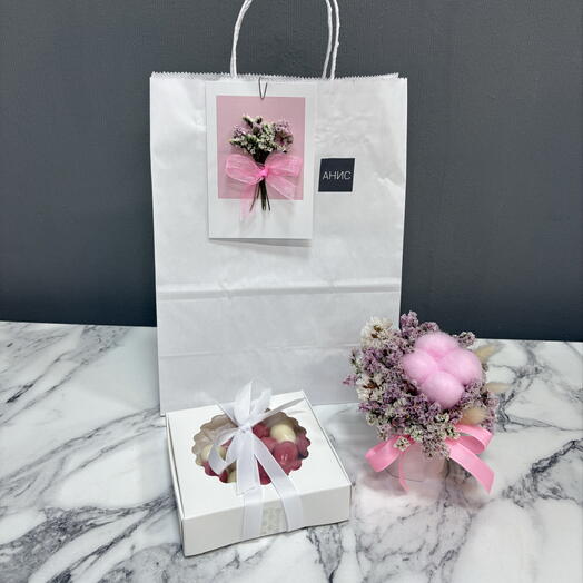 Композиция из сухоцветов и орешки в шоколаде