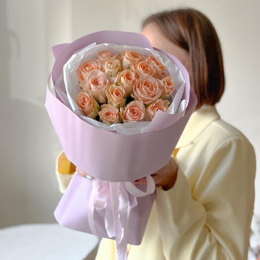 Букет из 15 персиковых кенийских роз 3