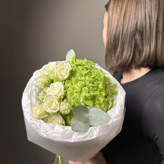 Букет «Микс» гортензия зеленая, роза кустовая белая, эвкалипт