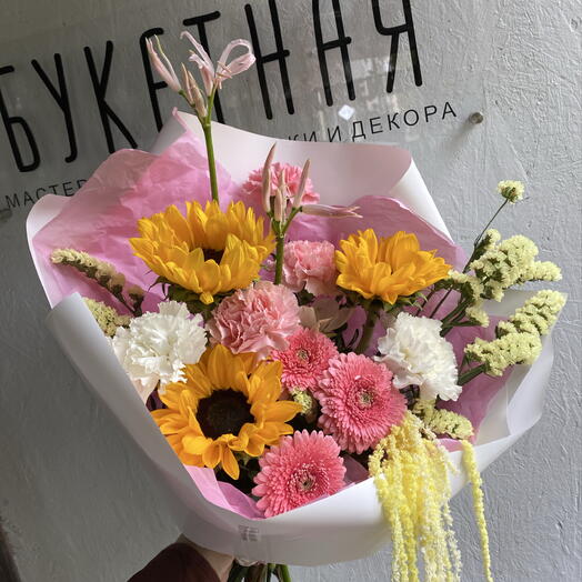 Яркий красочный букет с подсолнухами и герберами помпони
