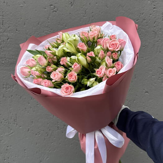 Букет из розовых кустовых роз и альстромерий