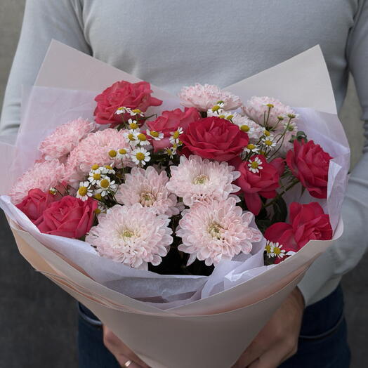 Розовая радость из кустовых роз, хризантем и ромашек 🌸