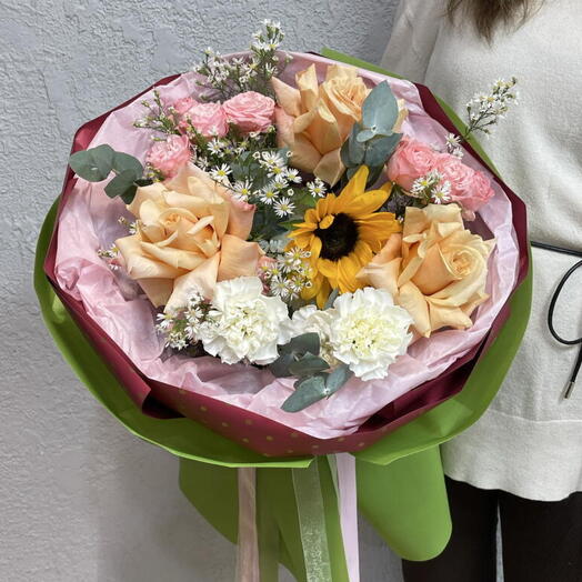 Букет из гортензии, сентябрины, эквадорской розы, диантуса, кустовой розы, подсолнуха и эвкалипта