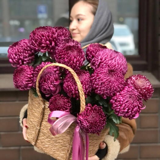 Осенние бордовые винные хризантемы бигуди в элегантной корзине 15 шт