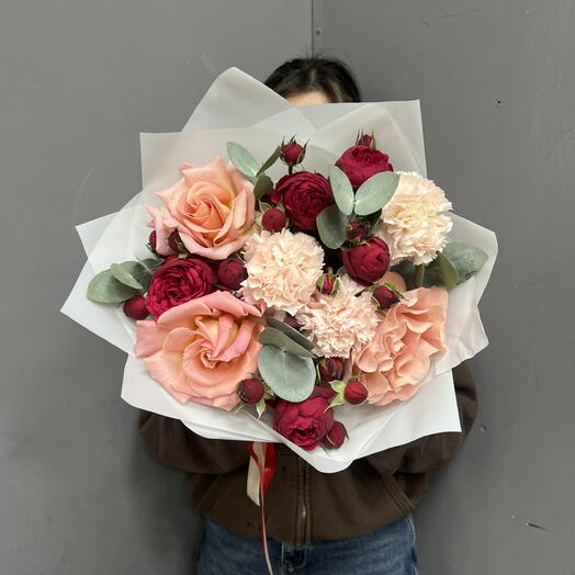 Букет с французскими и пионовидными розами и диантусами 🌸