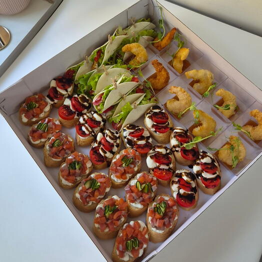 Фуршетные бокс с закусками на 4 человека 40 закусок