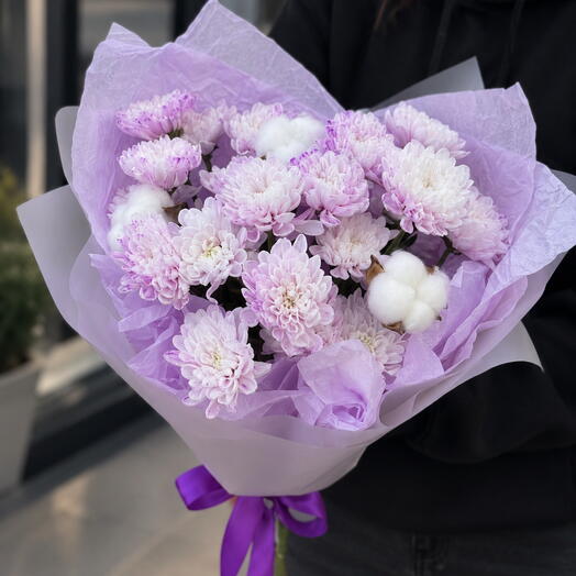 💜Стойкий и нежный сиреневый букет из кустовой хризантемы с добавлением воздушного хлопка 🌬️