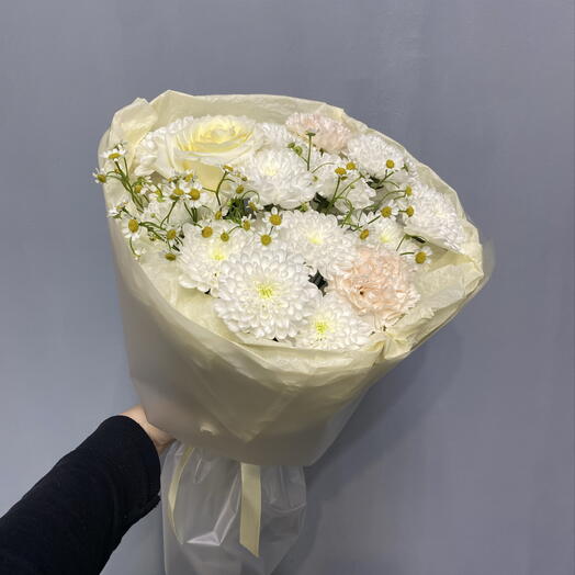 Воздушный букет 💛 с розой Канделайт, хризантемой, матрикарии и диантусом