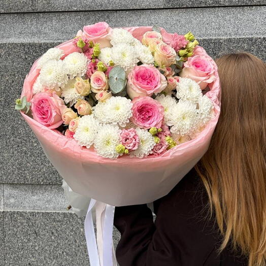 Нежный букет из роз, хризантем и эустомы в подарок для любимой жены, мамы, девушки