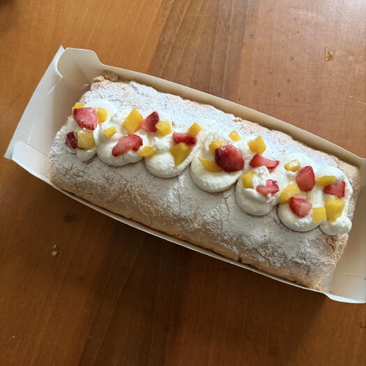 Меренговый рулет с манго и клубникой