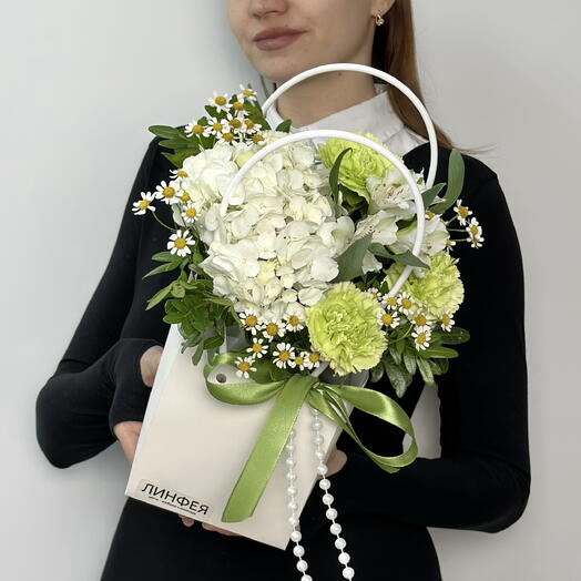 Композиция с белой гортензией, танацетумом, альстромерией и диантусами в сумочке