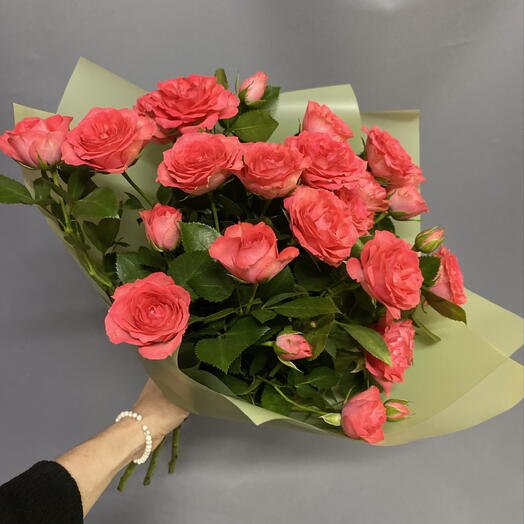 Букет ярких кустовых роз