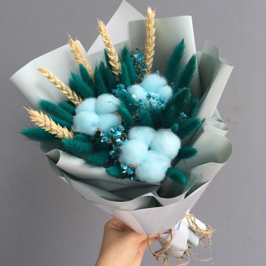 Ramo de flores secas en tonos azules y verdes