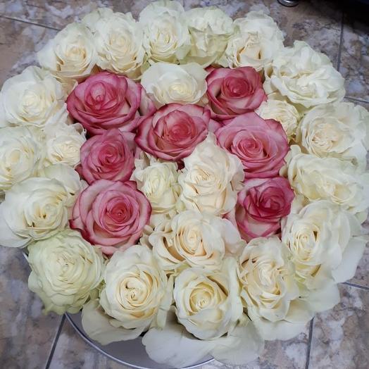 Flores en una Caja-nombre o letra rosas