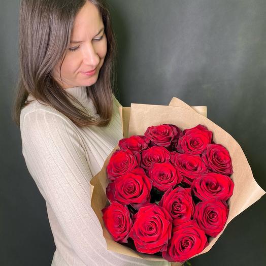 Bouquet of red roses in craft