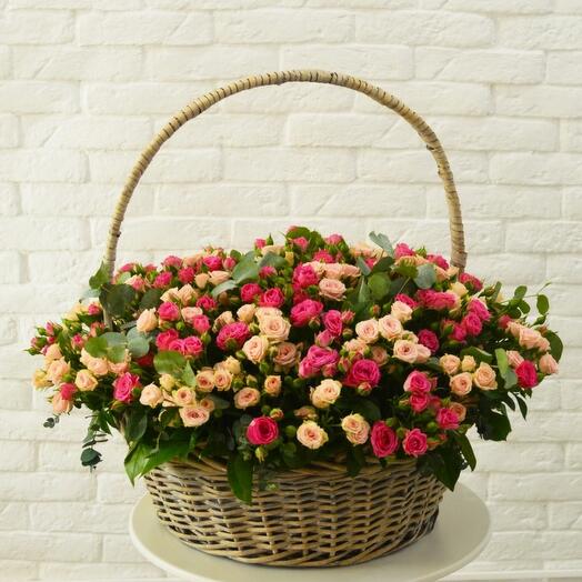 Цветы в плетеной сумке